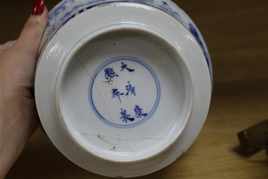 A Chinese blue and white bowl, Kangxi period diameter 19cm